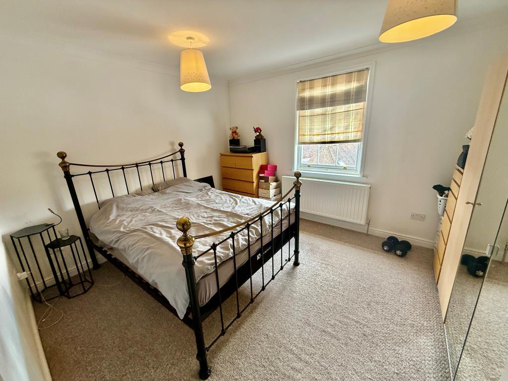 Lot: 104 - MIXED USE INVESTMENT - SHOP, FIVE FLATS, PARKING SPACES AND SEVEN STORES - Flat 3 bedroom
